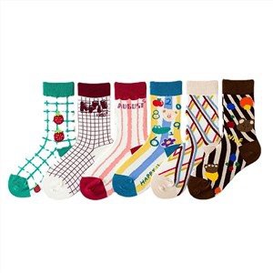 جدیدترین طراحی مد جوراب های فانکی برای زنان